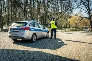 Dzielnicowi i sanepid ostrzegali dzieci przed wakacyjnymi zagrożeniami