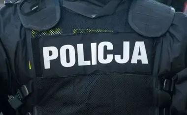 Ominął auto przed pasami i potrącił 71-latka. 19-latek uciekł hulajnogą